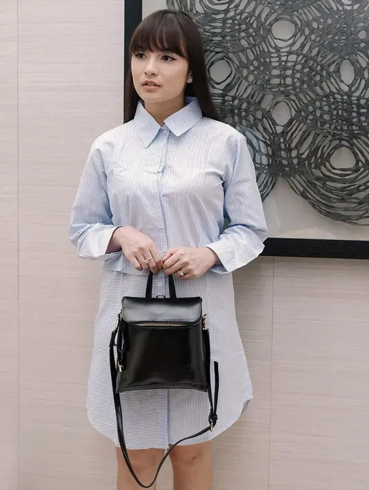 Gaya yang simple sepertinya selalu menjadi pilihan Chelsea untuk kesehariannya. Dan kali ini, ia memakai kemeja panjang tanpa memakai celana sebagai bawahan. Ia mempercantik penampilannya dengan menjinjing tas hitam kecil.  (Instagram/chelseaoliviaa)