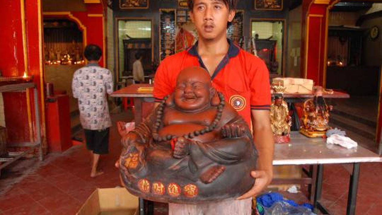 Memandikan patung dewa jelang perayaan Imlek