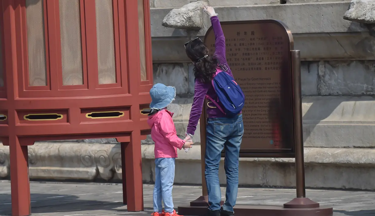 Wisatawan mengunjungi Hall of Prayer for Good Harvests di Kuil Surga, Beijing (29/4/2020). Kompleks yang dibuka yakni Hall of Prayer for Good Harvest, Imperial Vault of Heaven, dan Circular Mound Altar, dapat diakses pengunjung dengan jumlah terbatas melalui pemesanan daring. (Xinhua/Peng Ziyang)