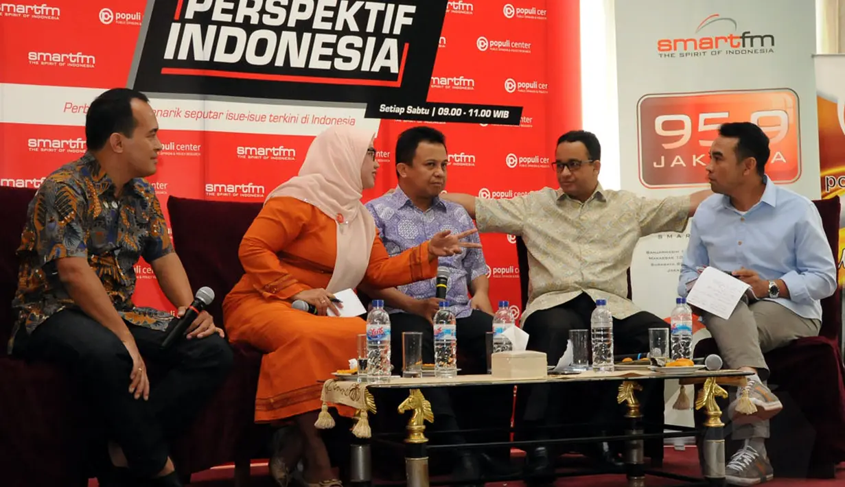 Perwakilan dari Federasi Serikat Guru Indonesia, Retno Listiyarti (kedua dari kiri) menyampaikan pendapatnya dalam diskusi "Mencari Kurikulum yang Maksimum" di Jakarta, (13/12/2014). (Liputan6.com/Helmi Fithriansyah)