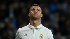 Bintang Real Madrid, Cristiano Ronaldo, usai melawan Dortmund pada laga Liga Champions di Stadion Santiago Bernabeu, Spanyol, Kamis (7/12/2016). Kedua klub bermain imbang 2-2. (Reuters/Juan Medina)