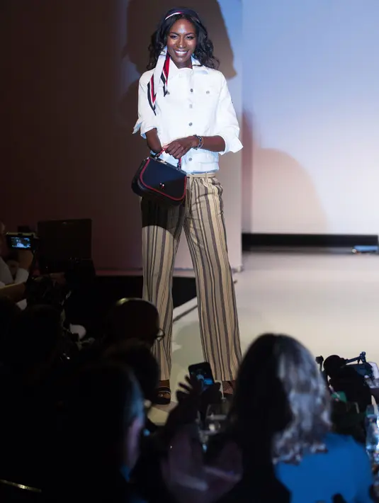 Seorang model difabel berpose di atas catwalk memperagakan koleksi The Runway of Dreams selama peragaan busana di New York, Rabu (5/8). Pagelaran itu menampilkan kaum difabel menggunakan pakaian yang disesuaikan dengan kondisi mereka. (AP/Kevin Hagen)