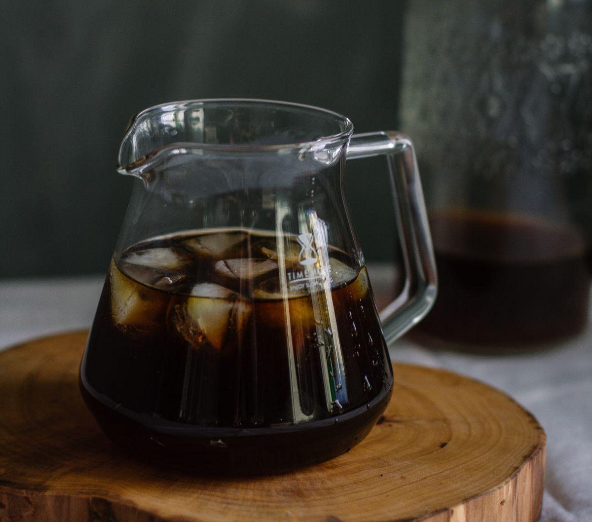 Beberapa orang suka menikmati kopi hangat atau di pagi hari untuk menenangkan hati. Namun beberapa lainnya suka mengonsumsi es kopi di siang hari untuk mendinginkan suasana.
