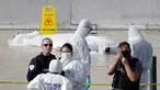 Petugas berjaga di dekat korban penyerangan di luar stasiun kereta api Saint Charles, di Marseille, Prancis Selatan, (1/10). Dua orang tewas dalam sebuah serangan pisau yang dilakukan seorang pria di stasiun tersebut. (AP Photo/Claude Paris)