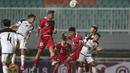 <p>Pemain Timnas Indonesia U-17, Muhammad Nabil Asyura (tengah)&nbsp;menyundul bola&nbsp;ke gawang Timnas Guam U-17 dalam pertandingan Grup B Kualifikasi Piala Asia U-17 2023 yang berlangsung di Stadion Pakansari, Bogor, Senin (3/10/2022). (Bola.com/Bagaskara Lazuardi)</p>