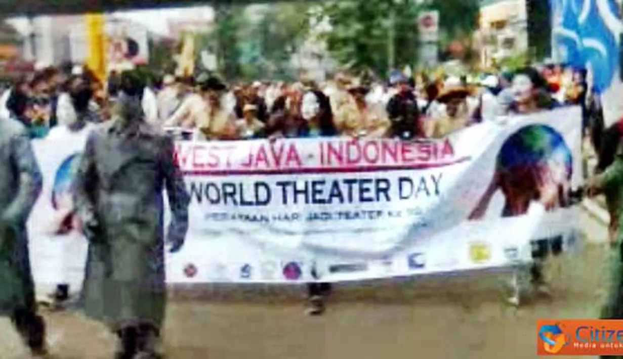 Citizen6, Bandung: Beragam komunitas teater Seantero Bandung, berpawai di kawasan car free day Dago, Bandung, Minggu (27/3). Dalam rangka hari jadi teater sedunia ke-50. (Pengirim: Aris Rahman)