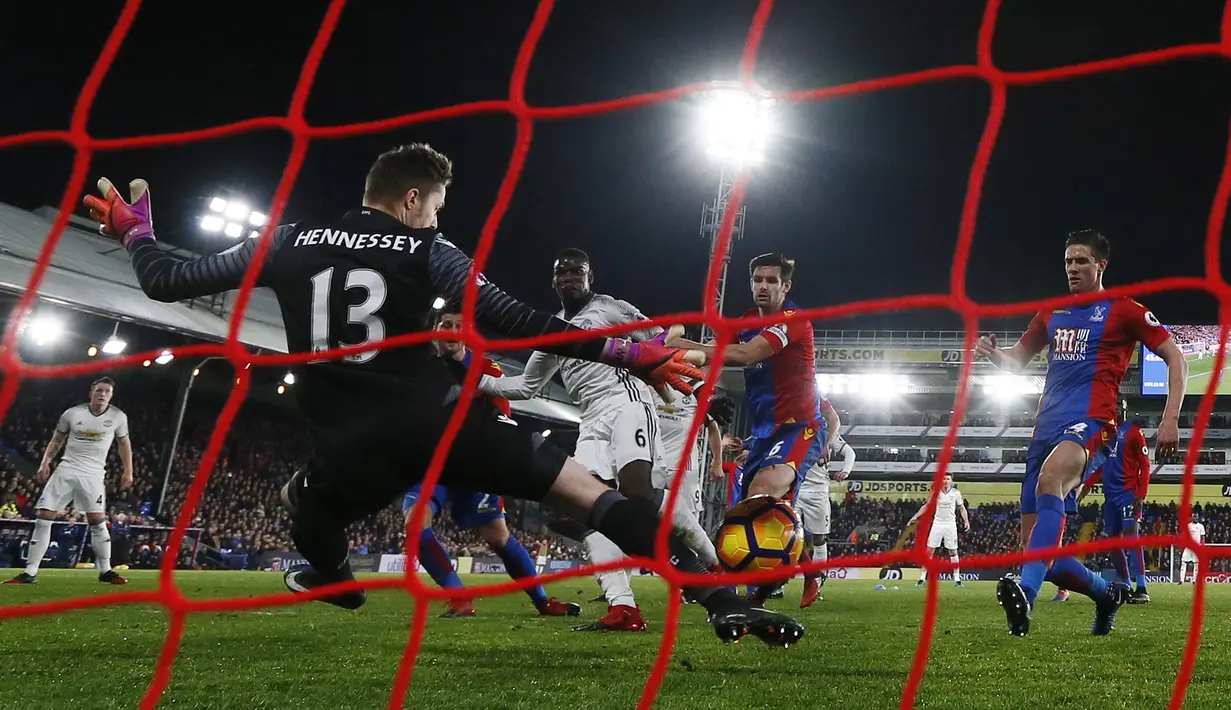 Pemain MU, Paul Pogba mampu memaksimalkan umpan Zlatan Ibrahimovic menjadi gol di depan mulut gawang Crystal Palace pada menit ke 42+2 untuk membuka keunggulan. (Reuters/Stefan Wermuth).