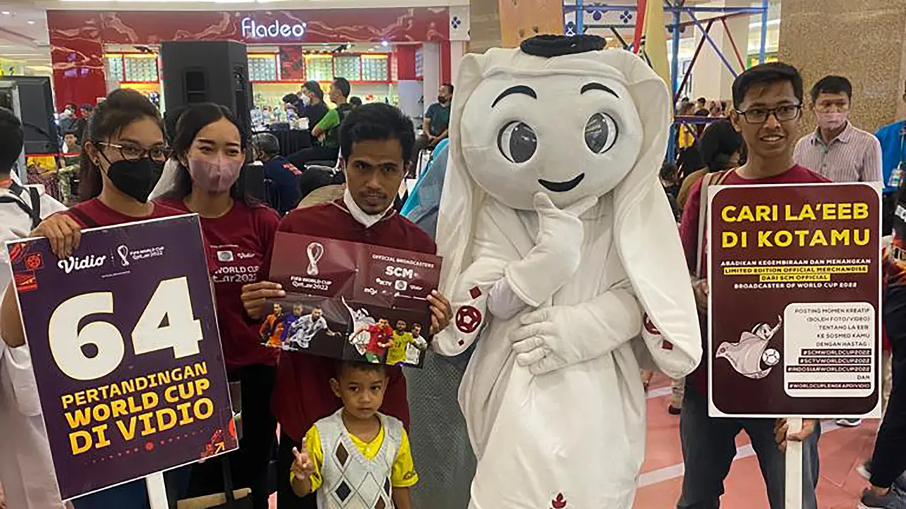 Foto: Dua Hari Terakhir di Surabaya, La'eeb Maskot Piala Dunia 2022 Qatar Mampir ke Royal Plaza, Taman Bungkul dan CFD Darmo Surabaya