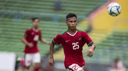 Gelandang Timnas Indonesia, Osvaldo Haay, mengejar bola saat melawan Thailand pada laga SEA Games di Stadion Shah Alam, Selangor, Selasa (15/8/2017). Kedua negara bermain imbang 1-1. (Bola.com/Vitalis Yogi Trisna)