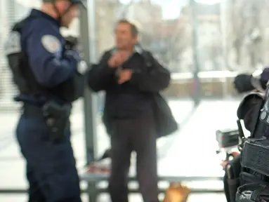 Sebuah kamera tubuh melekat pada dada seorang anggota kepolisian di Marseille, Prancis, 15 Februari 2017. Penggunaan kamera tubuh kepada para anggota polisi setiap sedang berpatroli ini dilakukan untuk menekan angka kriminalitas. (BORIS HORVAT/AFP)