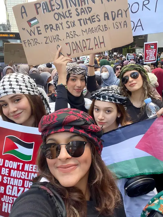 Melengkapi tampilannya, Syifa Hadju mengenakan kain sorban sebagai ikat kepala [@syifahadju]