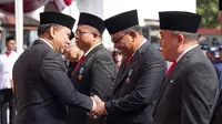 Haris, Direktur Bisnis dan Jasa Keuangan PT Pos Indonesia menerima Tanda Kehormatan Satyalancana Wira Karya. Foto: liputan6.com/dok pos Indonesia&nbsp;