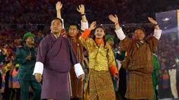 Kontingen atlet Bhutan lengkap dengan kostum uniknya meramaikan parade upacara pembukaan Olimpiade 2016 di Stadion Maracana, Rio de Janeiro, Brasil (5/8).( REUTERS / Kai Pfaffenbach)