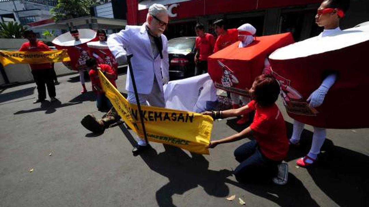 Aksi macan berunjuk rasa di restoran KFC