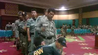 Sejumlah personel satpol PP Kabupaten Bogor mengikuti tes urine. (Liputan6.com/Bima Firmansyah)
