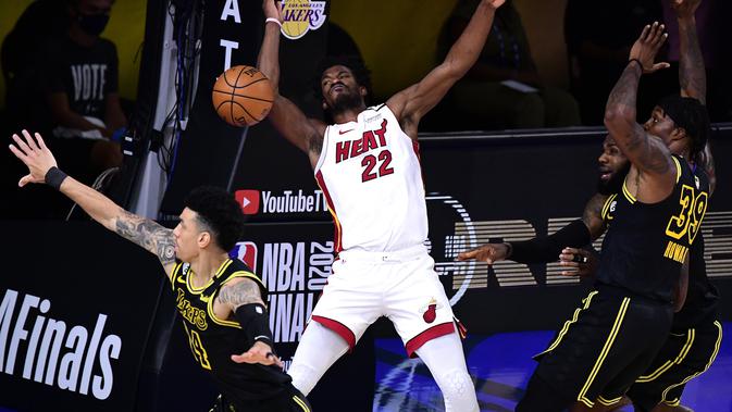 Jimmy Butler tampak terpental saat Heat melawan Lakers di final NBA (AFP)