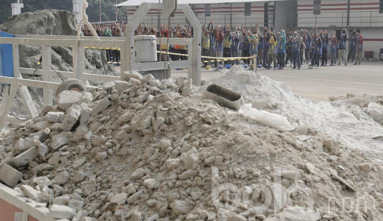 Sejumlah pekerja mengikuti senam sebelum bekerja di proyek renovasi Stadion Utama Gelora Bung Karno (SUGBK). Senam tersebut rutin diadakan seminggu sekali. (Bola.com/M Iqbal Ichsan)