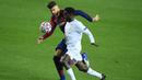 Bek Barcelona, Gerard Pique, berebut bola dengan gelandang Ferencvaros, Tokmac Nguen, pada matchday 1 Grup G Liga Champions 2020/2021 di Camp Nou, Rabu (21/10/2020) dini hari WIB. Barcelona menang 5-1 atas Ferencvaros. (AFP/Lluis Gene)