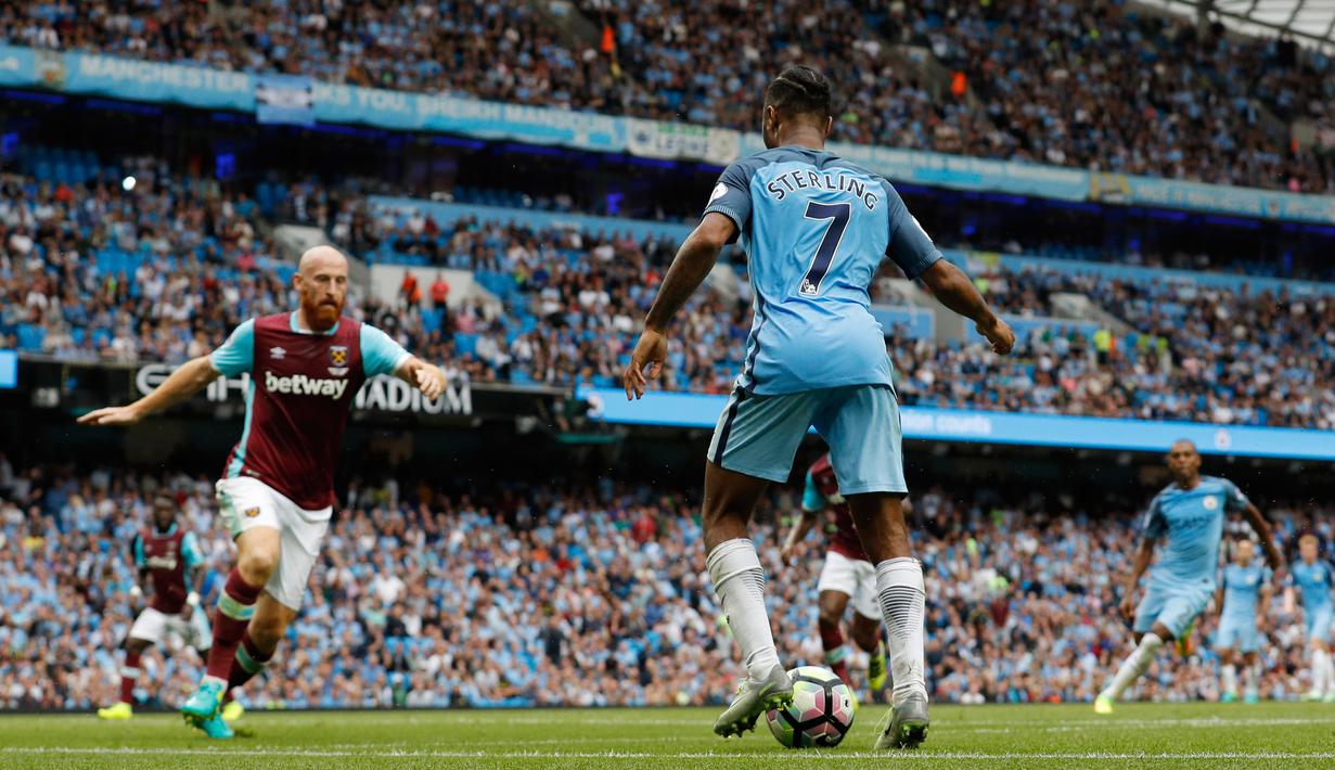 Raheem Sterling saat membawa bola saat ingin melewati pemain West Ham United di liga Inggris di Stadion Etihad, Inggris (28/8). Sterling sudah mencetak 2 gol dan 4 assist yang merasa ia terlahir kembali. (Reuters/Darren Staples)