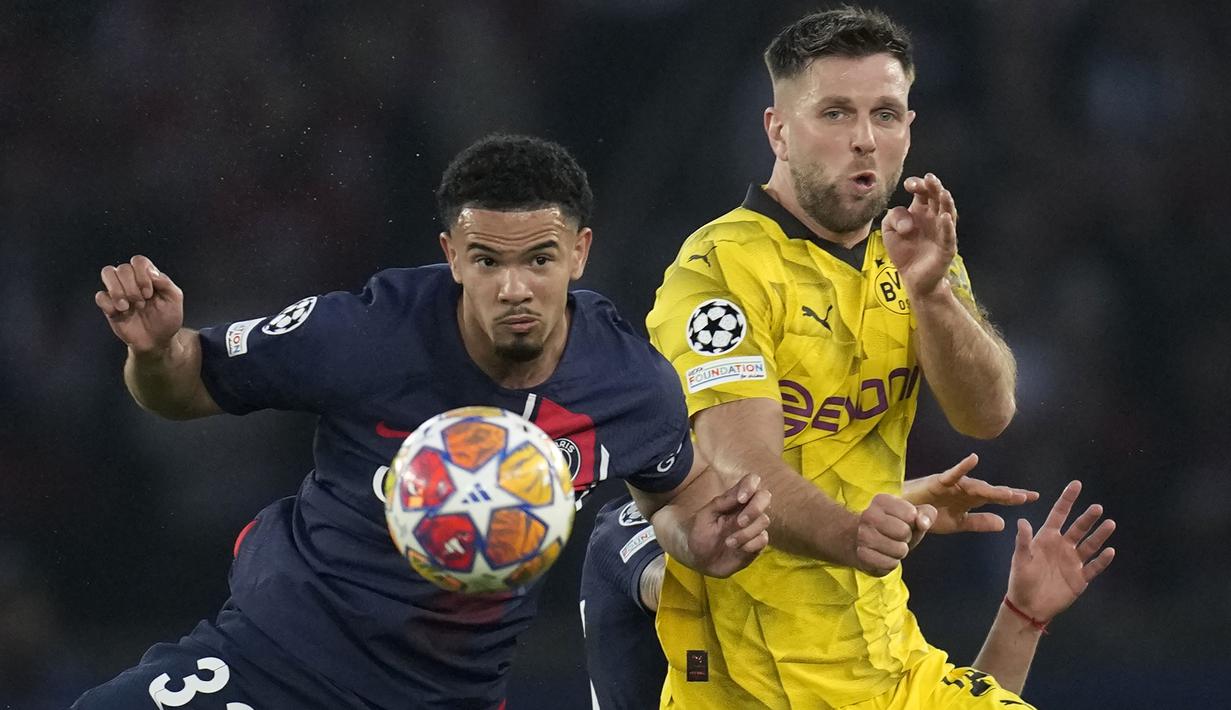 Gelandang PSG, Warren Zaire-Emery (kiri) berebut bola dengan striker Borussia Dortmund, Niclas Fullkrug pada laga leg kedua semifinal Liga Champions 2023/2024 di Parc des Princes Stadium, Paris, Rabu (7/5/2024). (AP Photo/Christophe Ena)