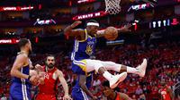 Jimmy Butler terjatuh dengan keras saat Warriors melawan Rockets di playoff NBA (AFP)