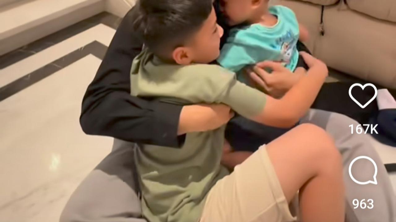 Potret Raffi Ahmad Sampai Rumah Usai Akmil di Magelang, Disapa 'Papa Haji' & Disambut Hangat Anak-anak