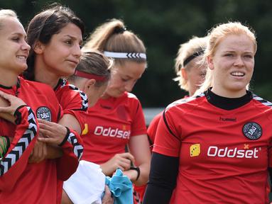 Nadia Nadim (dua kiri) lahir di Herat, Afghanistan pada 2 Januari 1988. Ayahnya, Rabani Nadim, merupakan seorang prajurit tentara Afghanistan. Pada saat Nadia Nadim berusia 11 tahun, ayahnya meninggal dunia setelah berperang melawan Taliban di Gurun Karbala. (Foto: AFP/Daniel Mihailescu)