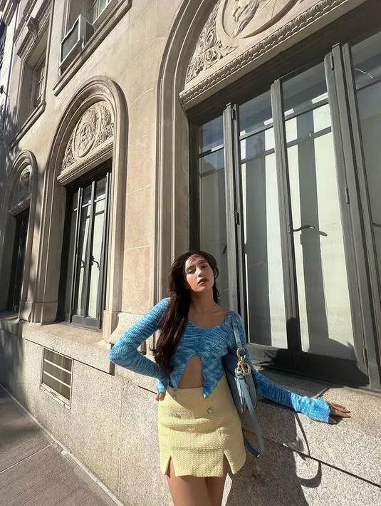 Setelah liburan di Eropa, Beby Tsabina kembali liburan dengan memilih New York sebagai destinasi. Selama liburan di New York, Beby Tsabina menampilkan gaya feminin layaknya cewek kue dengan outfit berwarna cerah. Seperti apa potretnya? (instagram/bebytsabina)