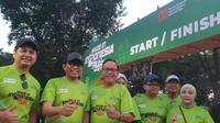 Wakil Menteri Perindustrian, Faisol Reza (kedua dari kiri), dan Deputi Industri Olahraga Kemenpora, R Isnanta (ketiga dari kiri), berfoto bersama saat flag off Made in Indonesia Run 2025 di Taman Mini Indonesia Indah (TMII), Minggu (10/8/2025). (Bola.com/istimewa)