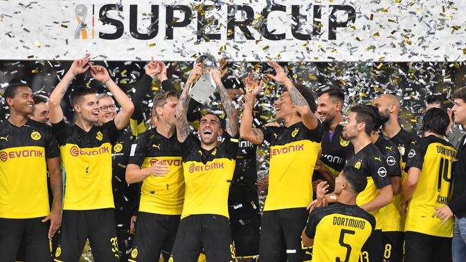 Borussia Dortmund menjuarai Piala Super Jerman 2019 setelah mengalahkan Bayern Munchen 2-0 di Signal Iduna Park, Minggu (4/8/2019) dini hari WIB. (AFP/Ina Fassbender)