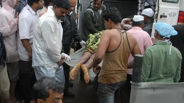 30 Juli 2014, jenazah korban tanah longsor diturunkan dari ambulans di luar sebuah rumah sakit di Desa Ghodegaon, sekitar 22 mil dari Desa Malin, di negara bagian Maharashtra, India barat. (AP)