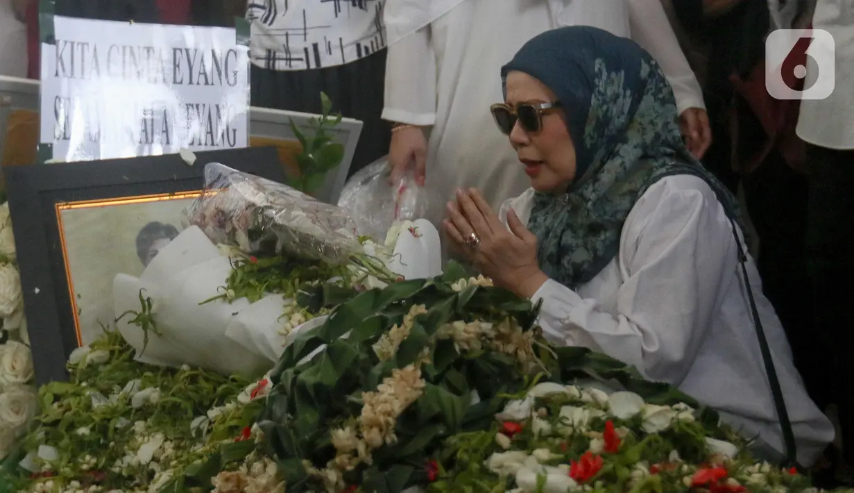 Sebelumnya dimakamkan jenazah Titiek Puspa disemayamkan di Wisma Puspa dan salatkan di Masjid An-Nur, kawasan Perdatam, Jakarta Selatan. Tampak dalam foto, penyanyi senior Dewi Yull berdoa di sisi makam penyanyi dan artis legendaris Titiek Puspa di Tempat Pemakaman Umum (TPU) Tanah Kusir, Jakarta Selatan, Jumat, 11 April 2025. (Liputan6.com/Herman Zakharia)
