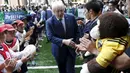 Boris Johnson (tengah) disambut oleh para warga Jepang saat tiba di Gedung Square Tokyo, Jepang, Kamis (15/10/2015).  Acara ini juga dihadiri oleh para organisasi masyarakat dan perwakilan dari rugby Jepang. (REUTERS/Issei Kato)  					