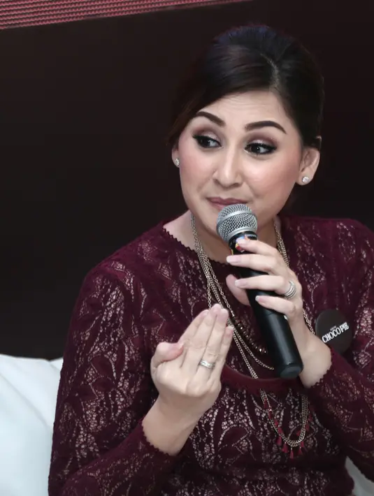 "Dia bilang nggak suka punya ibu kayak bunda. Itu tertampar banget. Aku masih suka nangis ingat momen itu," kata Mona Ratuliu, di RSCM, Jakarta Pusat, Rabu (21/12/2016). (Galih W. Satria/Bintang.com)