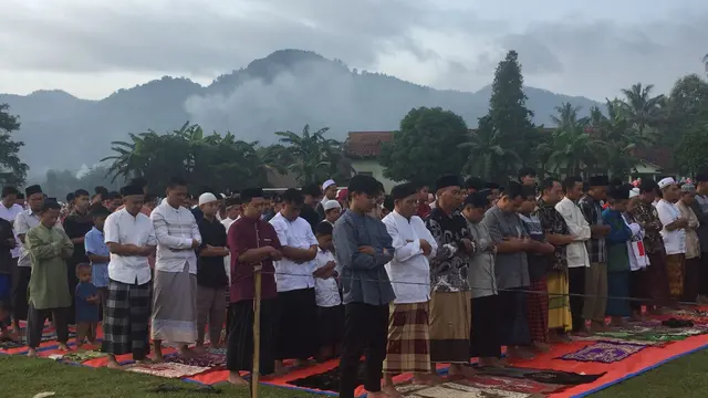Ribuan Jamaah Muslimin Hizbullah Desa Gumelem Kulon Kecamatan Susukan Banjarnegara saat menggelar sholat Idul Fitri, Minggu (30/3/2025). (Foto: Istimewa)