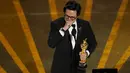 Ke Huy Quan bereaksi saat menerima Piala Oscar kategori Pemeran Pendukung Pria Terbaik pada penghargaan Academy Awards ke-95 di Dolby Theatre di Hollywood, California, Minggu (12/3/2023). Ke Huy Quan berhasil mengalahkan Brenda Gleeson, Brian Tyree Henry, Judd Hirsch, dan Barry Keoghan. (AP Photo/Chris Pizzello)