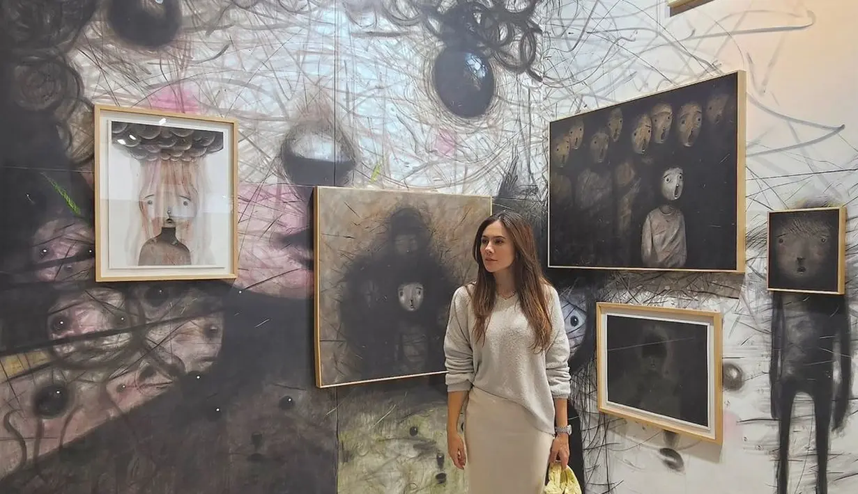 Wulan Guritno tampil kasual membiarkan rambut panjangnya tergerai lurus. [Foto: Instagram/wulanguritno]