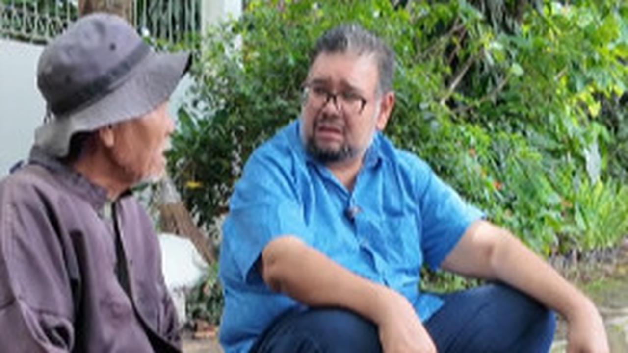 Sultan dari Malaysia Sedih Lihat Kakek 78 Tahun Kuli Macul di Bandung, Langsung Beri Uang Segepok & Jam Tangan Rp30 Juta