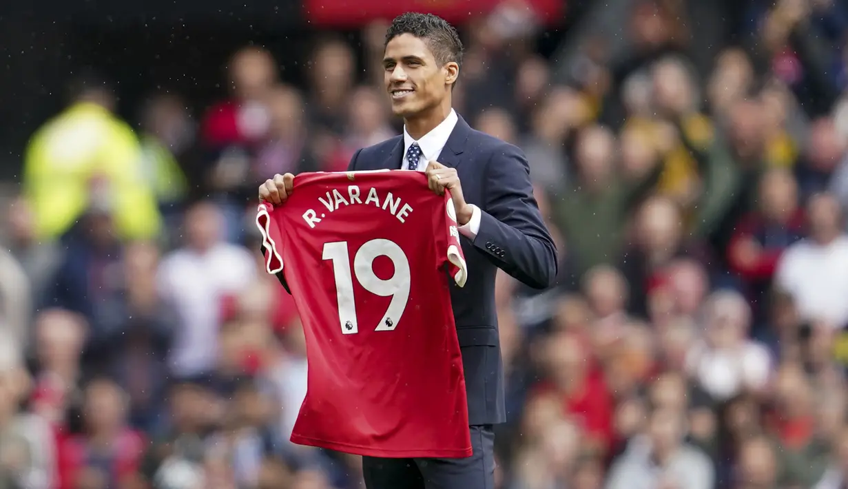 Raphael Varane. Manchester United mendatangkannya musim ini usai memperkuat Real Madrid selama 10 musim. Setan Merah harus menebusnya senilai 47 juta euro. Bersama Los Blancos, Varane telah tampil dalam 360 laga dengan mencetak 17 gol.  (Foto: AP/Jon Super)