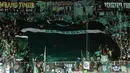 Suporter tim Bajul Ijo membentangkan kaos raksasa saat menyaksikan laga penyisihan Dirgantara Cup 2017 antara Persebaya melawan Cilegon Utd di Stadion Maguwoharjo, Sleman, Sabtu (4/3). Persebaya kalah 1-2. (Liputan6.com/Helmi Fithriansyah)