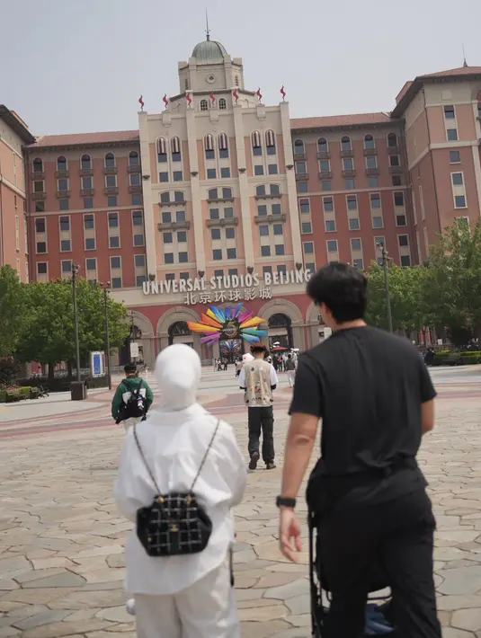 Nikita pun membawa tas hitam Chanel saat berkunjung ke Universal Studios Beijing.  [@nikitawillyofficial94]
