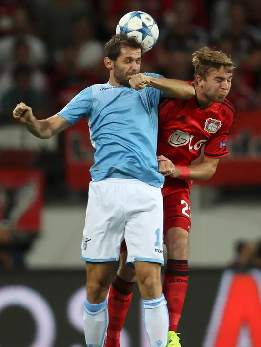 Gelandang Lazio, Senad Lulic (kiri) berebut bola udara dengan gelandang Leverkusen, Christoph Kramer pada leg kedua Liga Champions di Leverkusen, Jerman, (26/8/2015). Leverkusen menang atas Lazio dengan skor 3-0. (REUTERS/Ina Fassbender)
