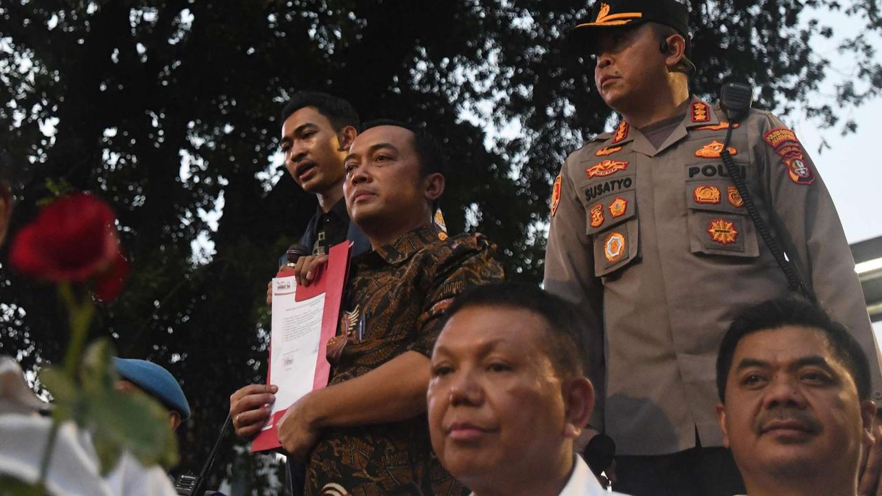 Mensesneg temui mahasiswa di aksi Indonesia Gelap
