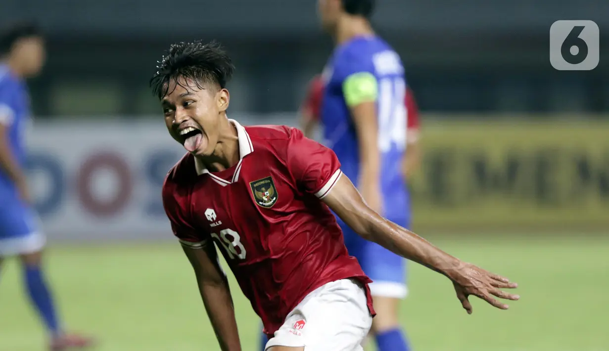 Pemain tengah Timnas Indonesia U-19, Alfriyanto Nico Saputro berlari usai menjebol gawang Filipina U-19 pada lanjutan penyisihan grup A Piala AFF U-19 2022 di Stadion Patriot Candrabhaga, Bekasi, Jawa Barat, Jumat (8/7/2022). Timnas Indonesia U-19 tampil menyerang dan unggul 5-1 atas Filipina U-19. (Liputan6.com/Helmi Fithriansyah)