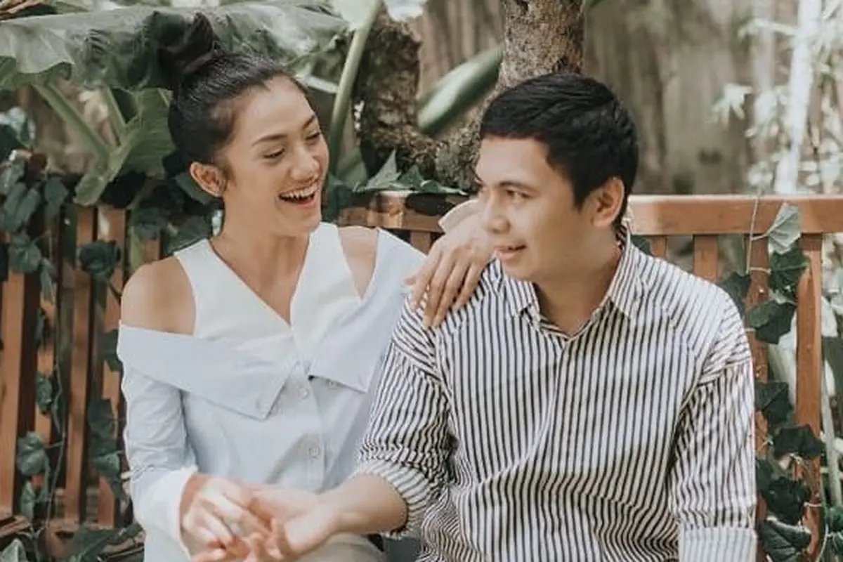 [Bintang] Raditya Dika dan Anissa Aziza