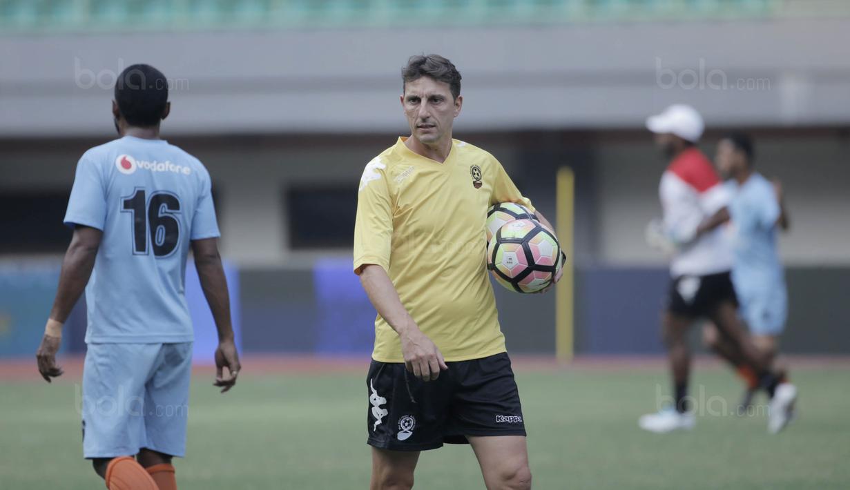 Pelatih Timnas Fiji, Christope Gamel, memimpin latihan jelang laga melawan Indonesia di Stadion Patriot, Bekasi, Jumat, (1/9/2017). Fiji akan menjalani laga Persahabatan melawan Indonesia. (Bola.com/M Iqbal Ichsan)