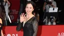 Kim Hyun Joo tampil stunning dalam balutan sparkly sheer dress warna hitam. Pemeran Choi Yeon-Soo di Drama Korea Undercover ini pun melengkapi penampilannya dengan perhiasan minimalis. (Instagram/khj_cute).