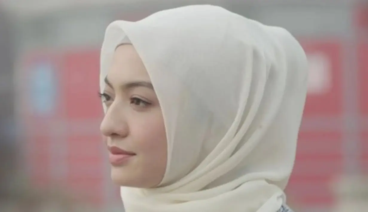 Raline Shah memang sering mendapatkan peran wanita berhijab saat bermain film. Salah satu film yang menuntutny pakai hijab yakni Surga yang Tak Dirindukan. Raline Shah terlihat begitu cantik dengan hijab yang dikenakan di kepalanya. (Liputan6.com/IG/ralineshah)