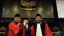 Arief Hidayat (kiri) dan Anwar Usman sebagai Ketua Mahkamah Konstitusi dan Wakil Ketua MK periode 2015-2017  saat foto bersama di Gedung Mahkamah Konstitusi, Jakarta, Rabu (14/1/2015). (Liputan6.com/Herman Zakharia)