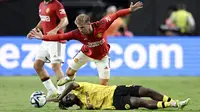 Pemain Manchester United, Mason Mount, berebut bola dengan pemain Borussia Dortmund, Samuel Bamba, dalam laga uji coba pramusim yang digelar di Allegiant Stadium, Las Vegas, Senin (31/7/2023). MU takluk 2-3 dari Dortmund. (Photo by Candice Ward / GETTY IMAGES NORTH AMERICA / Getty Images via AFP)